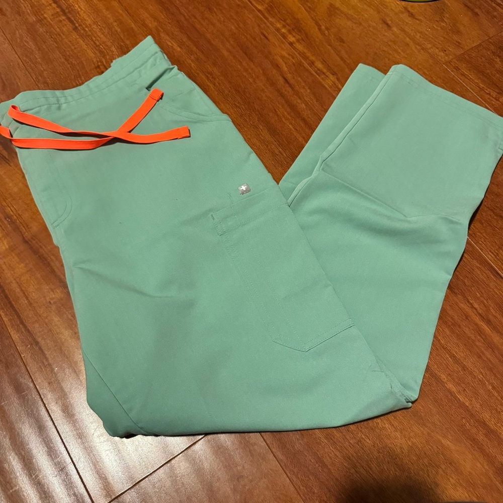 FIGS MINT GREEN STRAIGHT LEG SCRUB PANTS - SIZE L